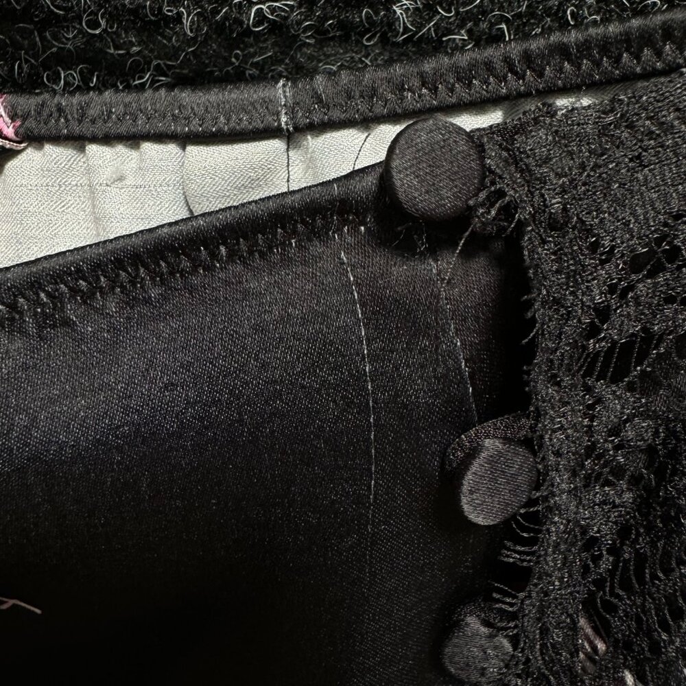 Vintage Victoria’s Secret Knee Length Black Lace Slit skirt Size Small Y2K - Picture 11 of 17